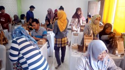 Pekerja Industri Hasil Tembakau Lumajang Dilatih Ngelinting Rokok