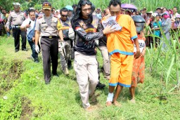 Rekonstruksi Pembunuhan Wanita Ditemukan Pantai Paseban Dibanjiri Warga