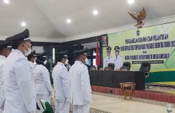 Lantik 32 Kades di Lumajang Cak Thoriq Wejangi Jangan Nikah Lagi