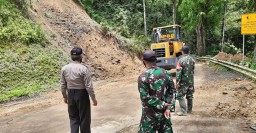 Alat Berat Bersihkan Material Longsor di Piket Nol Lumajang