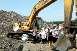 Pemkab Lumajang Musnahkan Barang Bantuan Semeru Expired