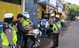 57 warga Lumajang Ditilang Lantaran Tak Pakai Helm dan Lawan Arus