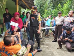 Reka Ulang Dugaan Penganiayaan Mantan Kades Pasrujambe Jadi Tontonan Warga