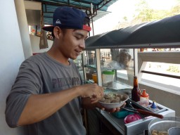 Nikmatnya..! Rasa Unik Bakso Keju di Warung Densinyo Jokarto Lumajang