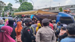 Jelang Lebaran Penukaran Uang Baru di Serbu Warga Lumajang