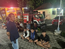 Jelang Sahur Polisi Amankan Puluhan Remaja Perang Sarung di Lumajang