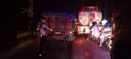 Dump Truk Patah Roda As di Perlintasan Kereta Wates Wetan Lumajang