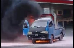 Pick Up Terbakar di SPBU Banyuputih Usai Ngisi BBM