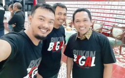 Permintaan Untuk Pembelian Kaos Bukan Begal Terus Mengalir