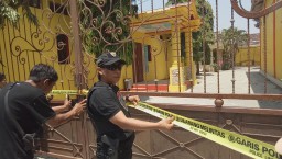 Amankan Barang Bukti, Tim Cobra Lumajang Pasang Police Line Rumah Bos Qnet Madiun