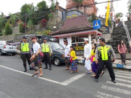 Polres Lumajang Amankan Perayaan Piodalan Umat Hindu di Pura Semeru