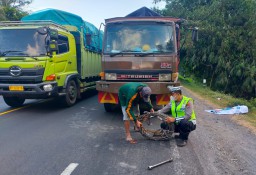 Anggota Satlantas Polres Lumajang Bantu Evakuasi Truk Mogok