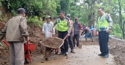 Satgas Siaga Bencana Polres Bantu Warga Ranu Pani Bersihkan Longsor