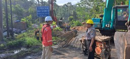 Khawatir Banjir, Polsek Pronojiwo Pantau Debit Air Sungai Besuk Glidik