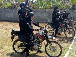 Polwan Polres Lumajang Pam Malam Tahun Baru Penuh Kelembutan