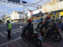 Satlantas Polres Lumajang Beri Hadiah ke Anak-anak Tertib Lalu Lintas