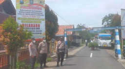 Ratusan Sopir Truk Pasir Demo Balai Desa Jarit Lumajang