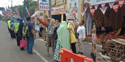 Gatotkaca dan Superman Jadi Buruan Foto Selfie di Pos PAM Terminal Minak Koncar