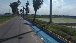 Pekerja Proyek Pelebaran Jalan Antar Kecamatan di Boreng - Blukon Gak Cag-Ceg