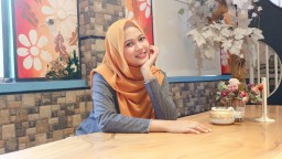 Rina Lestari Meraup Keuntungan Dari Manisnya Salad Buah