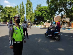 Polres Lumajang Larang Pengendara Tak Bermasker Melintas Jalan ini