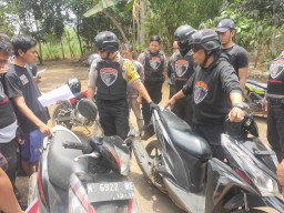 Tim Cobra Lumajang Razia Sarang Bandit Temukan 10 Motor Bodong dan Pistol