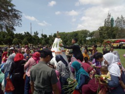 Bawa Tas Kresek Warga Berebut 4 Gunungan Hasil Bumi Lumajang