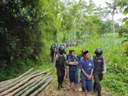 Rekonstruksi 2 Pelaku Curanmor  Bersaudara Dibanjiri Warga Untuk Menonton