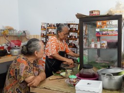 Rujak Cingur  Mbok Suwarni Gang Wahab -Lumajang Masih Laris Manis