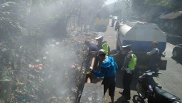 Sigap...! Satlantas Padamkan Sampah Terbakar Ganggu Pemudik