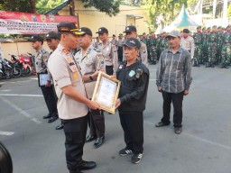 Tangkap Maling, 2 Satgas Keamanan Desa Boreng Diberi Penghargaan Kapolres Lumajang