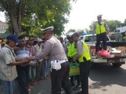 Satlantas Polres Lumajang Bagi-bagi Nasi Bungkus ke Tukang Becak