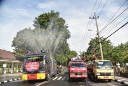 Pemkab Lumajang bersama TNI dan Polri Semprot Jalanan Pakai Disinfekta