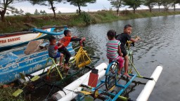 Serunya Sepeda Air di Danau Pantai Cemoro Sewu Selok Anyar Lumajang