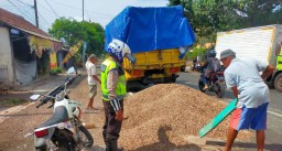 Serbuk Kayu Tumpah Arus Lalulintas Probolinggo-Lumajang Tersendat