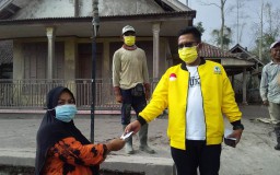 Golkar Lumajang Bantu Uang Perbaiki Rumah Korban Erupsi Semeru