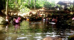 Libur Sekolah, Sumber Brutu Ramai Dikunjungi