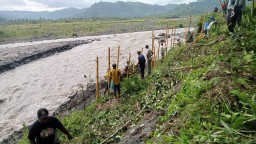 Tanggul Sungai Wareng Tempursari Lumajang Ambrol