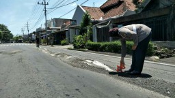 Antisipasi Kecelakaan, Satlantas Polres Lumajang Survei Jalan Rusak