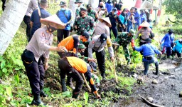 Warga Pesisir Watu Pecak Lumajang Tanam Mangrove Cegah Abrasi