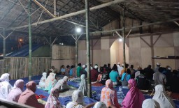 Penyintas Semeru Lumajang Tetap Semangat Tarawih di Masjid Darurat