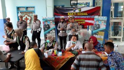 Satlantas Polres Lumajang Lakukan Tes Urin ke Sopir Bus di Terminal