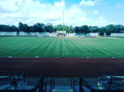 Tiang Bendera Pinggir Lapangan Stadion Semeru Dikeluhkan Awak Media Televisi