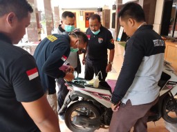 Tim Labfor Polda Jatim Identifikasi Ratusan Motor Bodong Hasil Razia Cobra