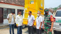 Ketua Golkar Lumajang Serahkan Toilet Portable ke Desa Banjarwaru