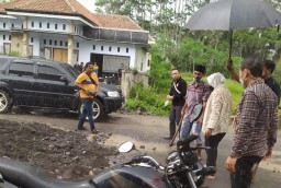 Mensos Turun dari Mobil Perbaiki Jalan Rusak di Sumberwuluh Lumajang