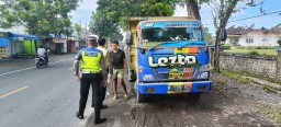 19 Truk Bandel Langgar Jam Operasional, Satlantas Polres Lumajang Langsung Menilang