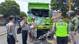 Rem Blong, Truk Tronton Seruduk Motor di Pertigaan Wonorejo Lumajang