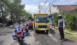 Dishub Tertibkan Truk Parkir di Pinggir Jalan Gatot Subroto Lumajang