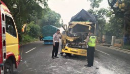 Tak Waspada Truk Seruduk Bokong Dump Truk di Jalan Grobogan Lumajang